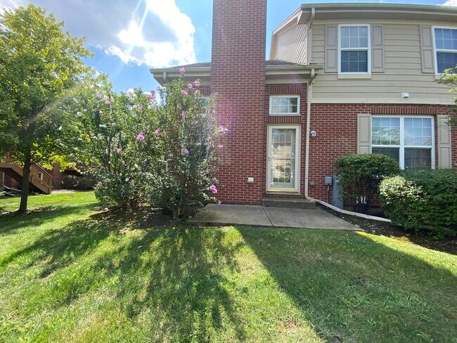 Building Photo - 10S401 Carrington Cir