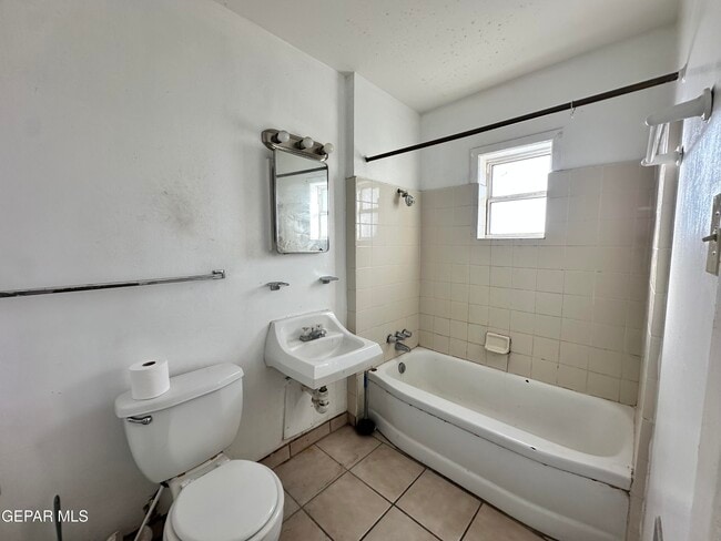 Building Photo - 2606 Sacramento Ave