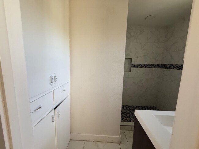 Building Photo - 105 S Magnolia St