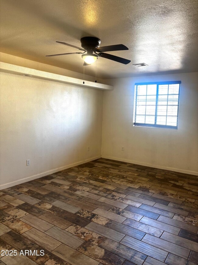 Building Photo - 814 E 13th St