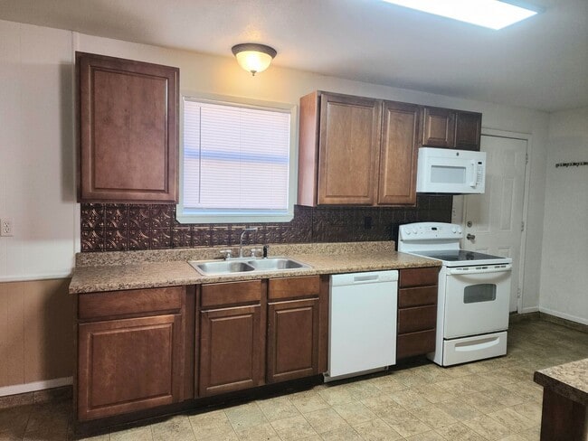 Building Photo - 504 S Avenue B