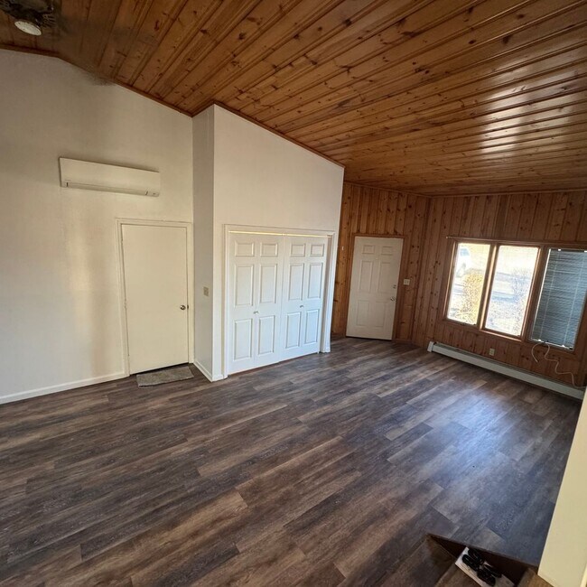 Building Photo - Spacious 3-Bedroom Home on Half-Acre Lot in Top-Rated Pleasant Valley School District!