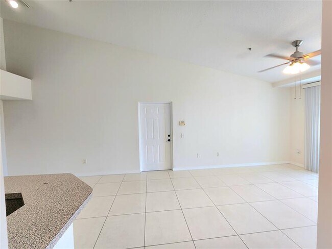 Building Photo - 1021 Villa Cir