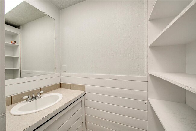 Building Photo - Desirable SE Boise Home Minutes From BSU!