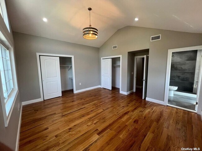 Building Photo - 14-34-34 Dunbar St