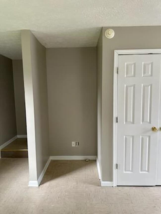 Building Photo - Newly Renovated 2 BR/1BA