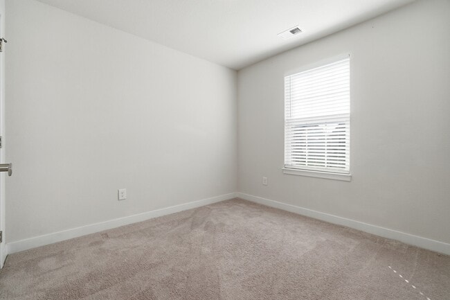 Building Photo - 266 Foxglove Dr