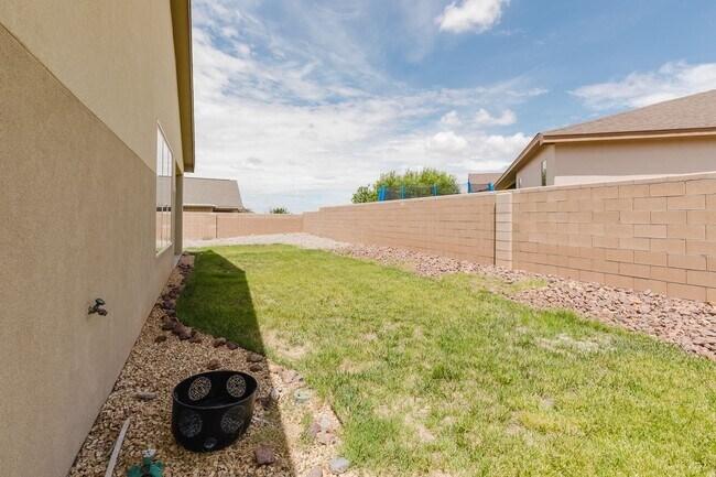 Building Photo - Spacious 3 Bedroom 2 Bath Home with 3-Car ...