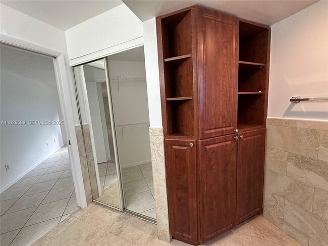 Building Photo - 2651 SE 19th Ct