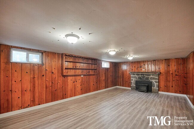 Building Photo - Adorable 3BD Home with Tons of Vintage Charm!