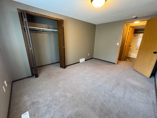 Building Photo - 2 Bed/2 Bath Townhome For Rent in South Sioux Falls!!