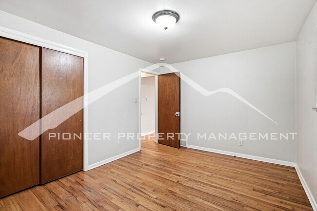 Building Photo - Charming Duplex with Washer/Dryer and Fenced Yard