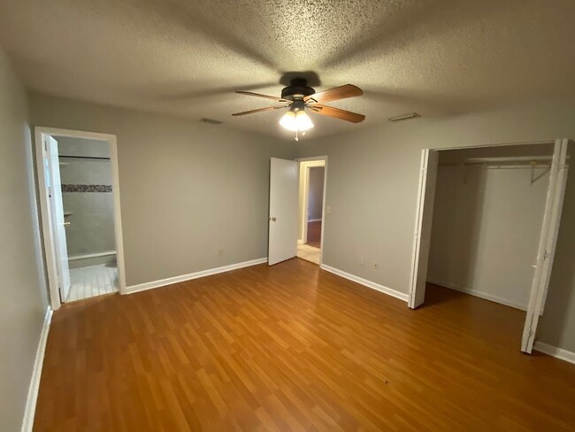 Building Photo - 3 Bedroom 2 Bath Home in Edgewater for RENT!