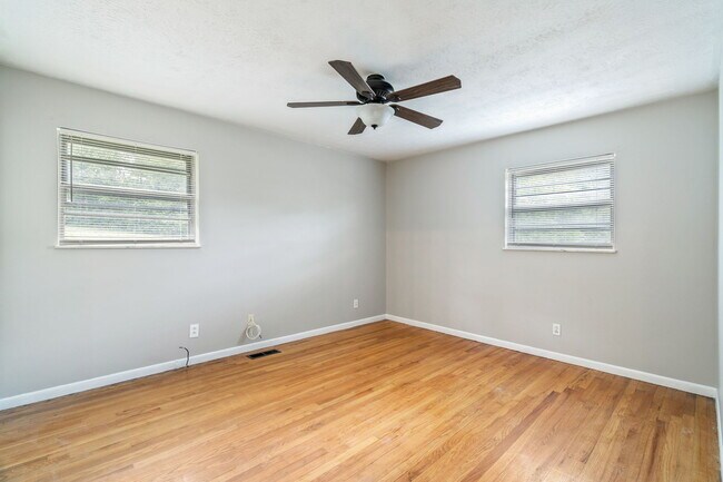 Building Photo - 5201 Aubrey Ln