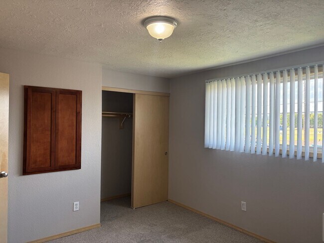 Building Photo - Pet-friendly Townhouse Near Parks and Downtown Newberg  Showings Start 4/2/26