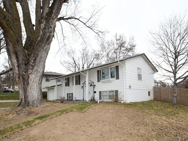 Building Photo - Spacious Living