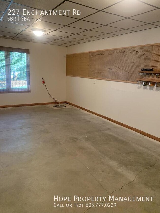 Building Photo - 227 Enchantment Rd