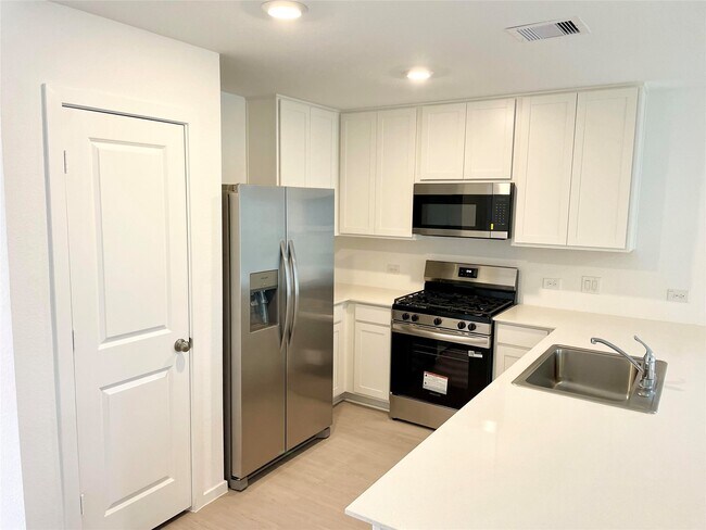 Building Photo - 6330 Breakaway Grv Dr