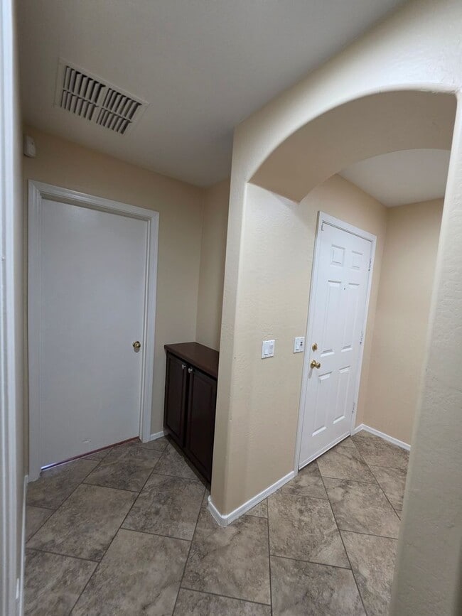 Building Photo - 7805 S 48th Ln