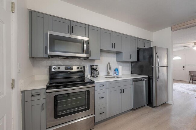 Building Photo - 6910 S MacDill Ave