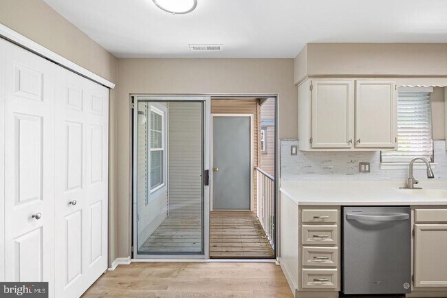 Building Photo - 107 Sweetwater Dr