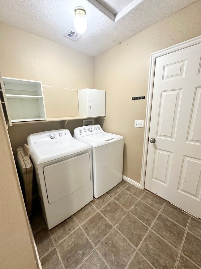 Building Photo - Great Spring Hill Estates Home!