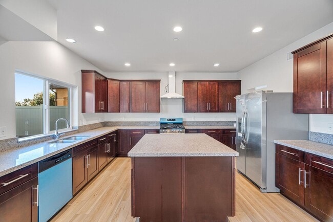 Building Photo - 4 Bedroom house with view