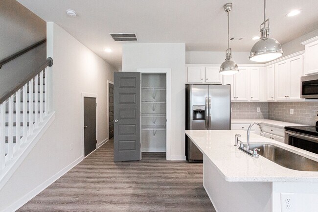 Building Photo - 715 W Vincent Dr