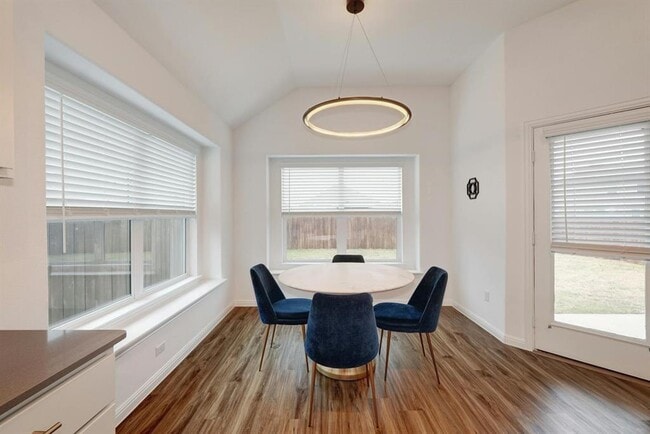 Building Photo - 404 Mante Ct