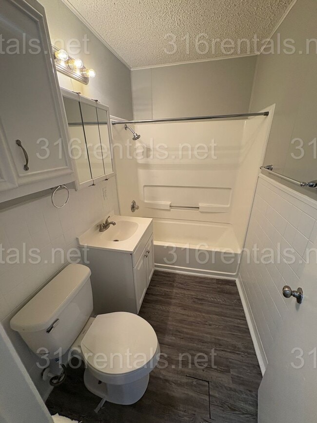 Building Photo - $950 - 3 bedroom / 1 bathroom - Single Fam...