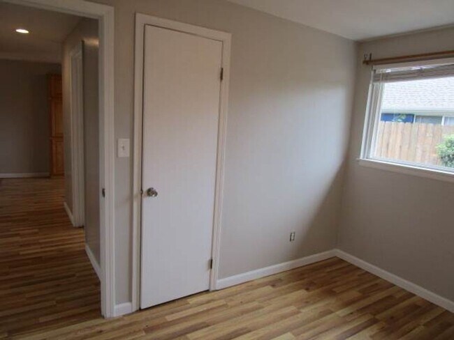 Building Photo - Charming 3 bedroom, 1 bathroom home locate...