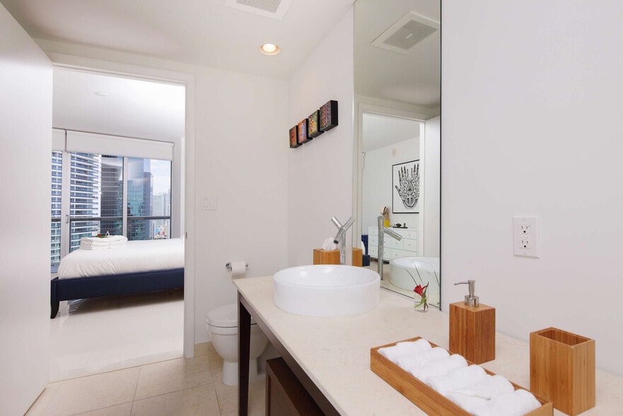 Building Photo - 485 Brickell Ave