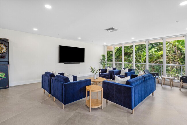 Building Photo - 3000 Holiday Dr