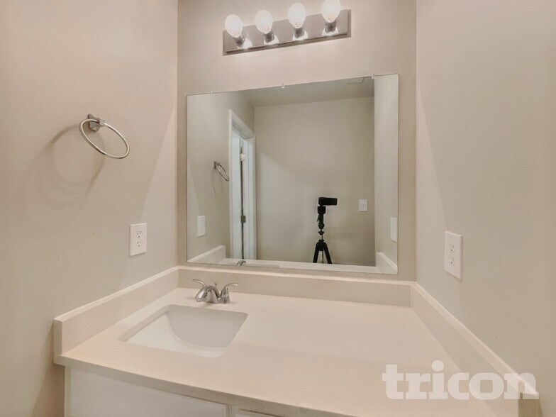 Building Photo - 633 Prickly Pear Dr