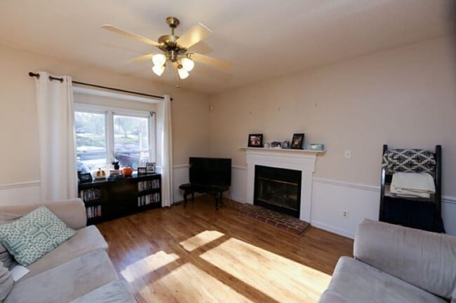 Building Photo - End Unit 3 Bedroom Townhome in Popular Woo...