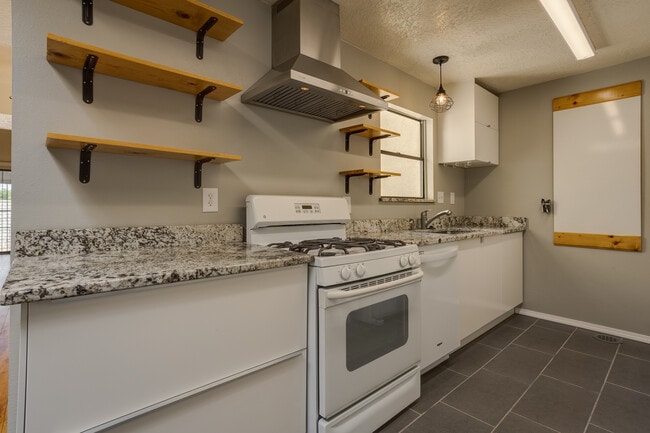 Building Photo - 6805 La Casa Bonita NE