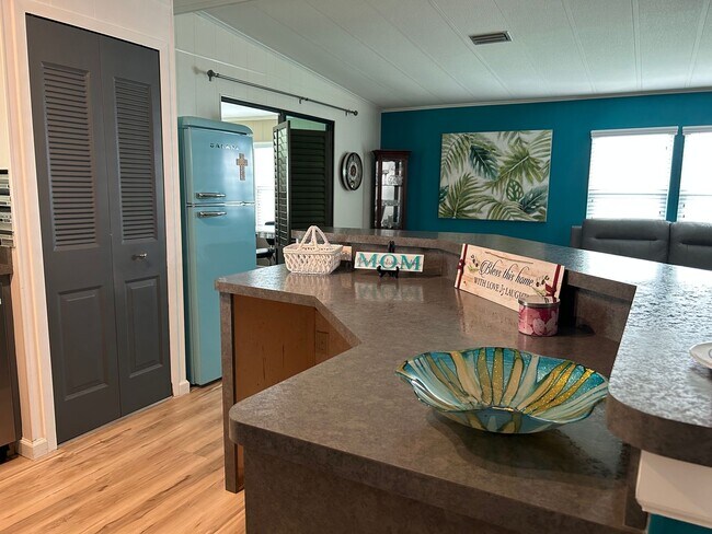 Building Photo - Stunning Move-in Ready 2 Bedrooms 2  bathr...