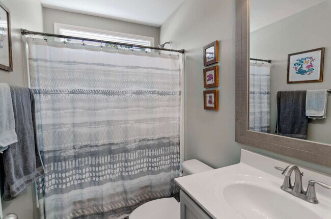 Building Photo - "Spacious 4-Bedroom Sanctuary with 3 Full Baths in Hampstead – Your Dream Home Awaits!"