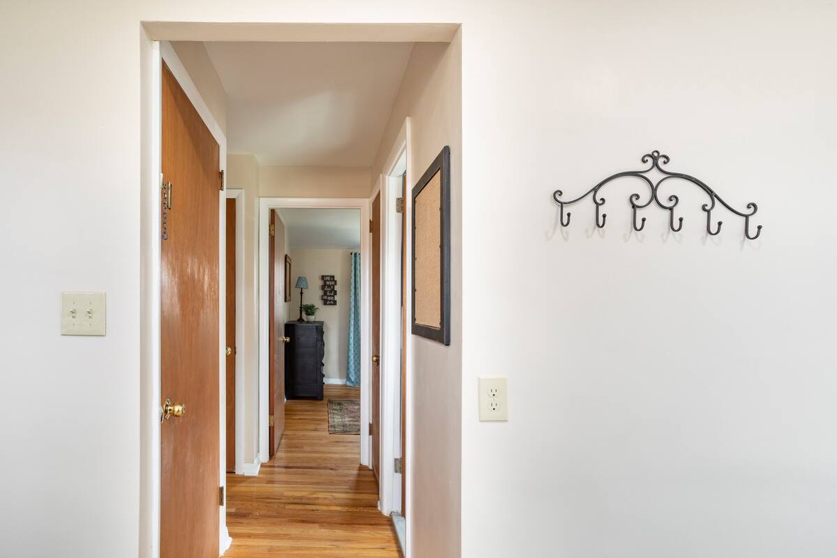 Building Photo - 2346 Pine St