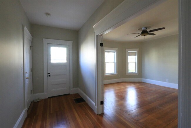 Building Photo - 39 Hall Ave