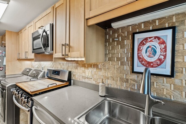 Building Photo - Charming Row Home | 2 Bed | 1 Bath | 950 Sf | Fenced Backyard | 2 Surface Parking Spaces