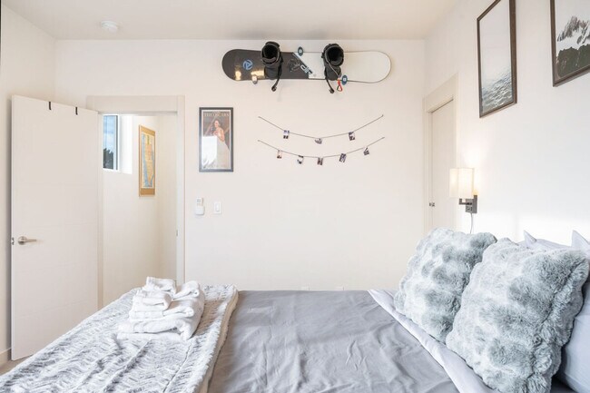 Building Photo - 3900 Leary Wy NW