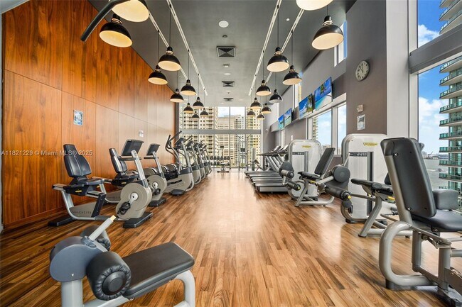 Building Photo - 1300 Brickell Bay Dr