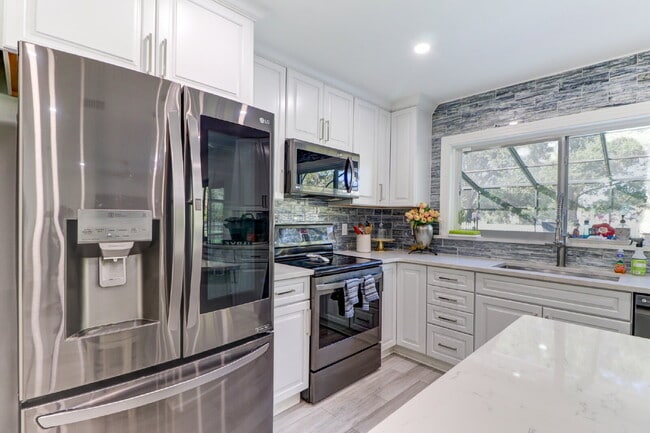 Building Photo - Fully Furnished 4-Bedroom Pool Home with Golf Course Views in Northdale