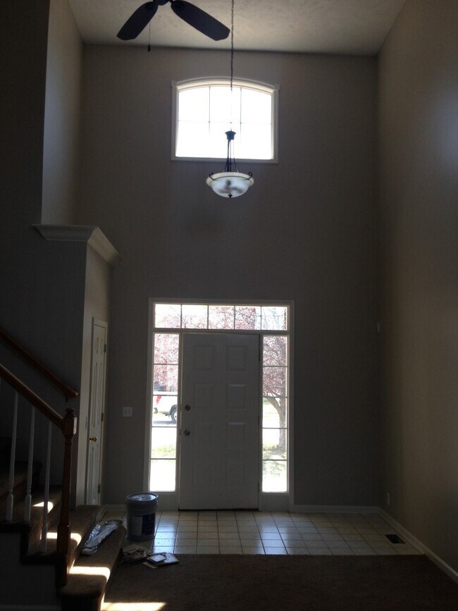 Building Photo - Large Home in Bellevue for Rent!