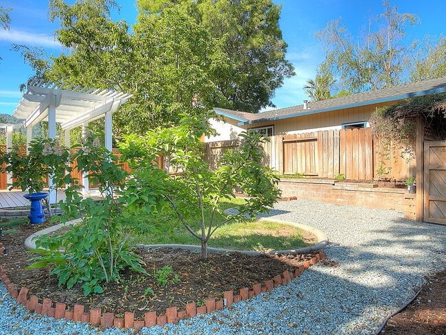 Building Photo - "Spacious 3-Bedroom Retreat with 2 Full Baths in Charming Pleasanton!"