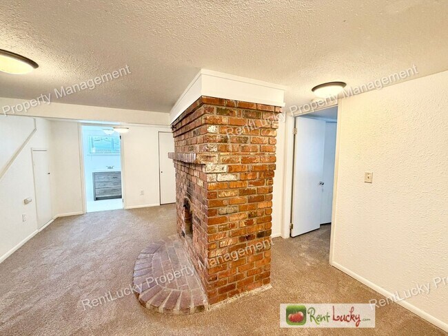 Building Photo - Amazing 3 Bedroom Home in Beacon Hill with Extra Parking and Great Layout!