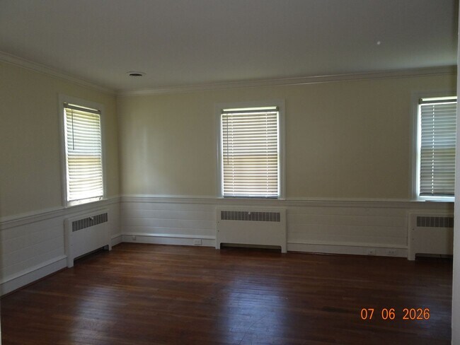 Building Photo - 3 bedrooms, 2 baths single family home