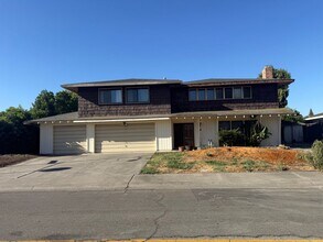 Building Photo - Showing Friday 8/7 & Saturday 8/8 from 11:00-11:30am