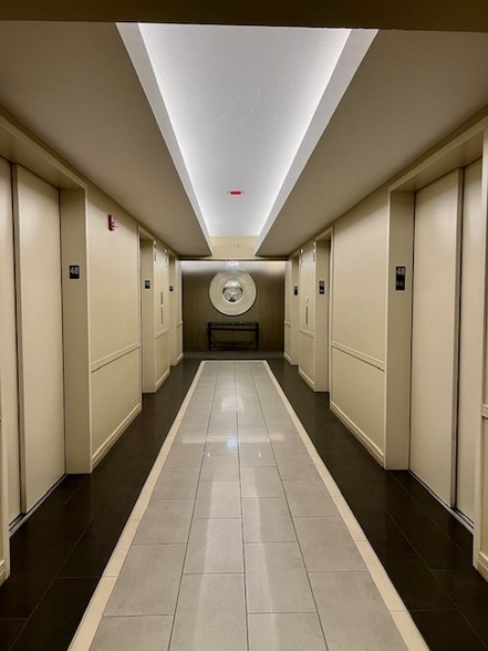 Building Photo - 512 N McClurg Ct